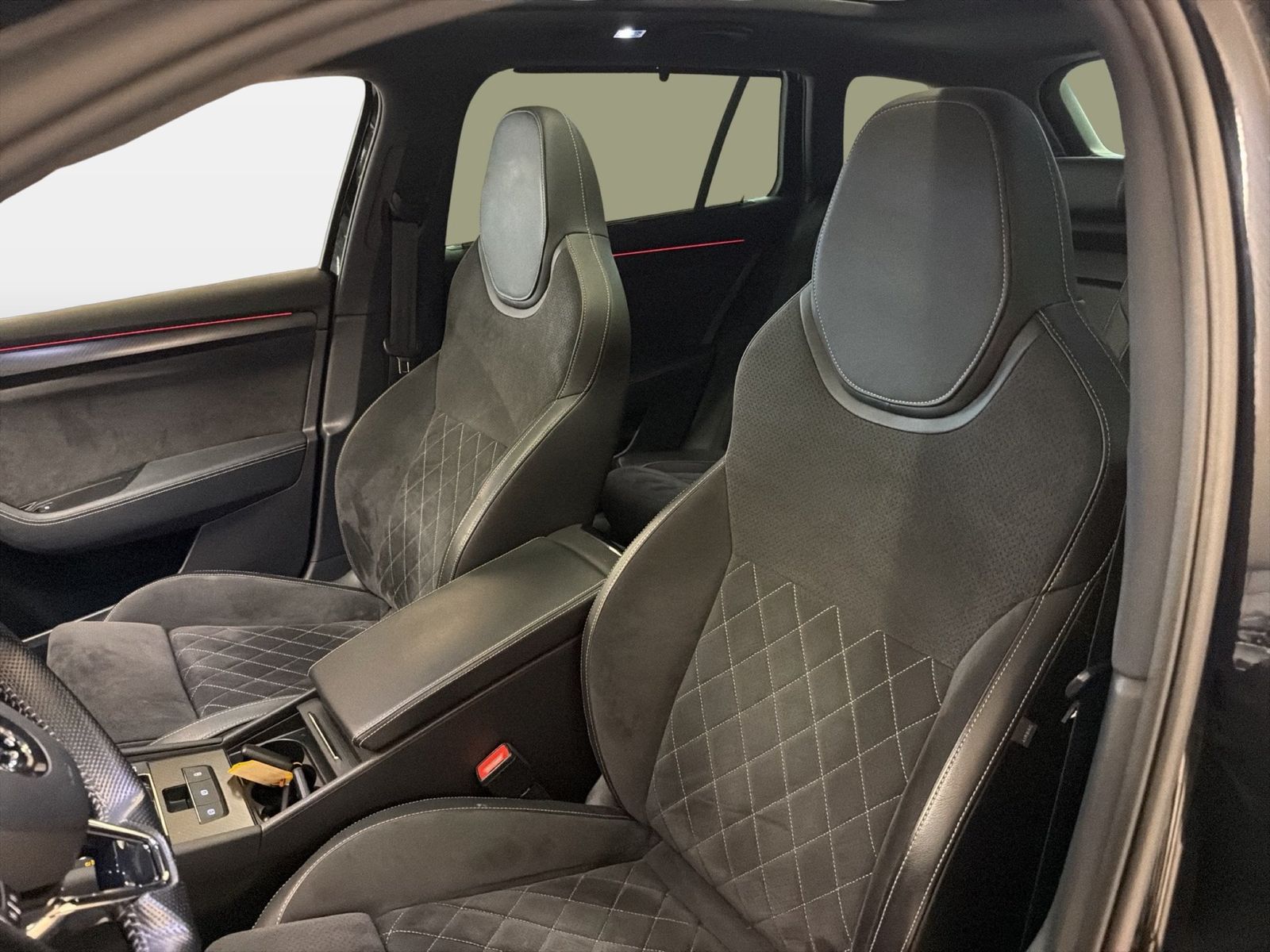 Fahrzeugabbildung SKODA Superb Combi 1.4 TSI Sportline iV AHK|Pano|SD|LM