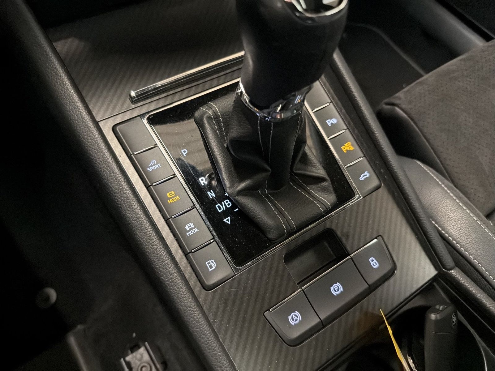 Fahrzeugabbildung SKODA Superb Combi 1.4 TSI Sportline iV AHK|Pano|SD|LM
