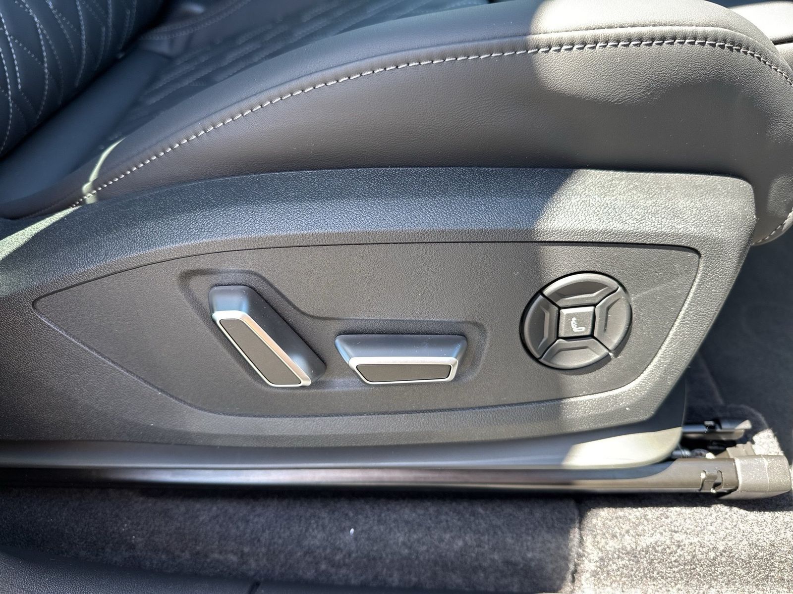 Fahrzeug autohaus mense Fahrzeugabbildung Audi Q6 e-tron quattro S-Line business Matrix|B&O