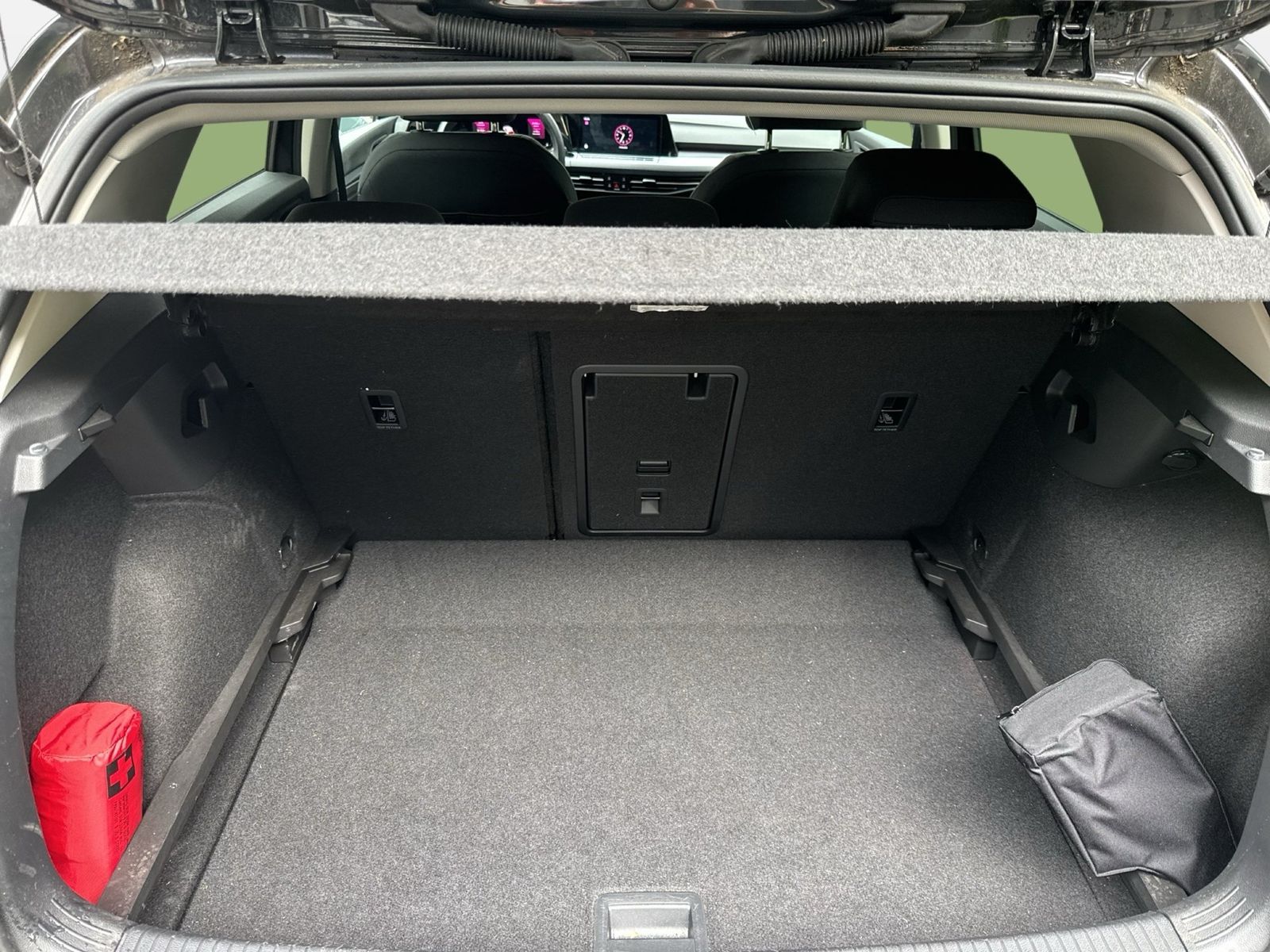 Fahrzeugabbildung Volkswagen Golf VIII 1.5TSI Life Active CarPlay|LED|Navi|LM