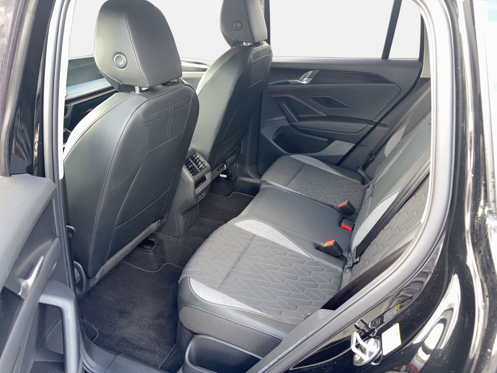 Fahrzeugabbildung Volkswagen Tiguan 1.5 eTSI 96 kW Goal 2025 CarPlay AHK ACC