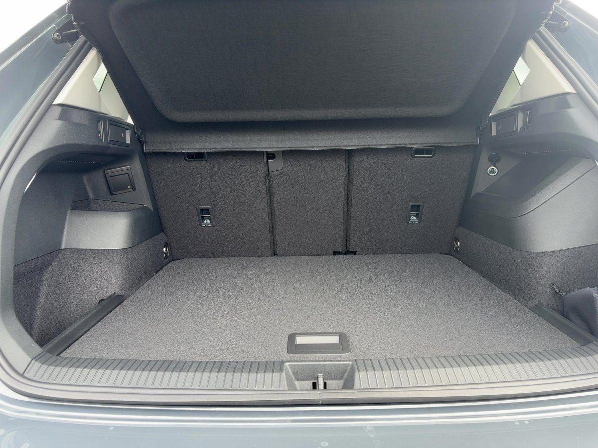 Fahrzeug autohaus mense Fahrzeugabbildung Volkswagen Tiguan Elegance 1.5 l eTSI OPF DSG AHK Nav GJR - mit KI generiert/bearbeitet