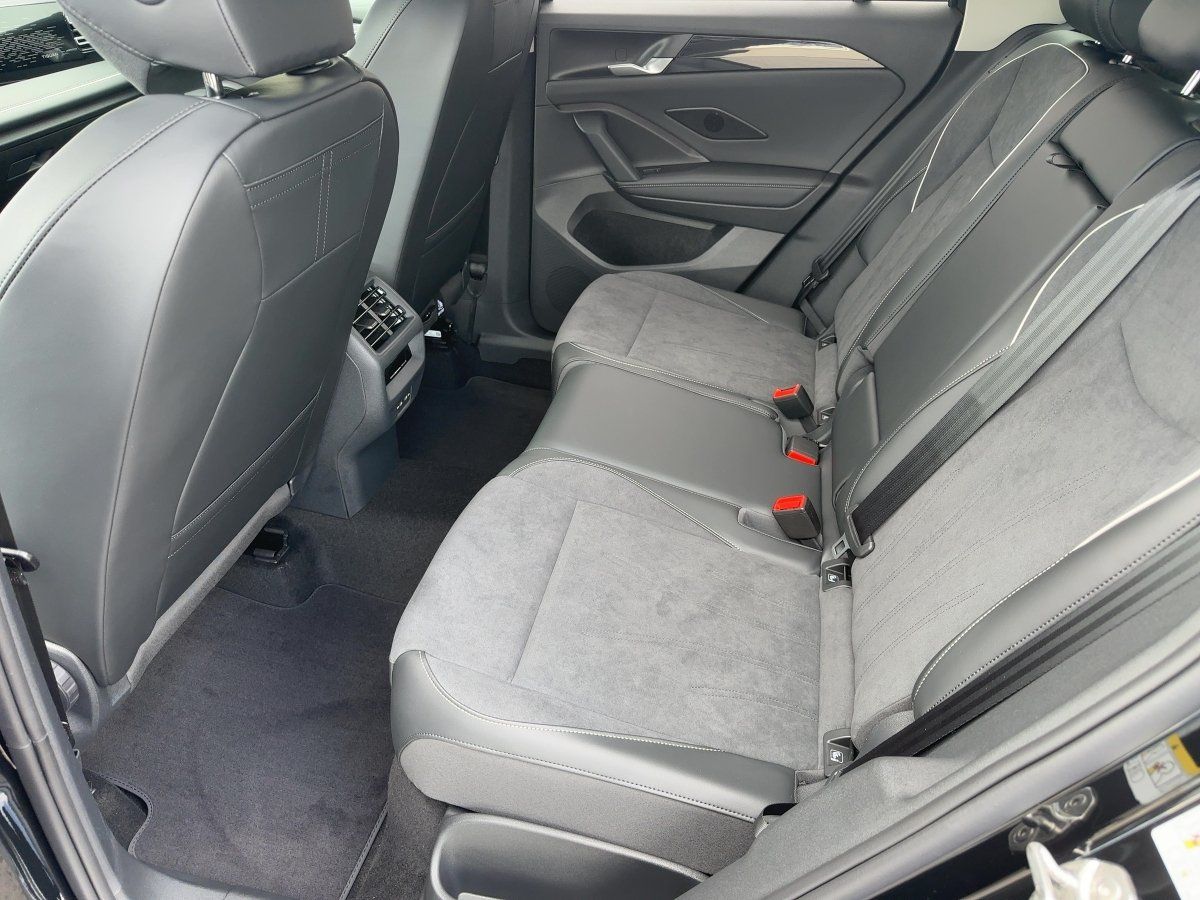 Fahrzeug autohaus mense Fahrzeugabbildung Volkswagen Tiguan Elegance 1.5 l eTSI OPF DSG AHK Navi 360° - mit KI generiert/bearbeitet