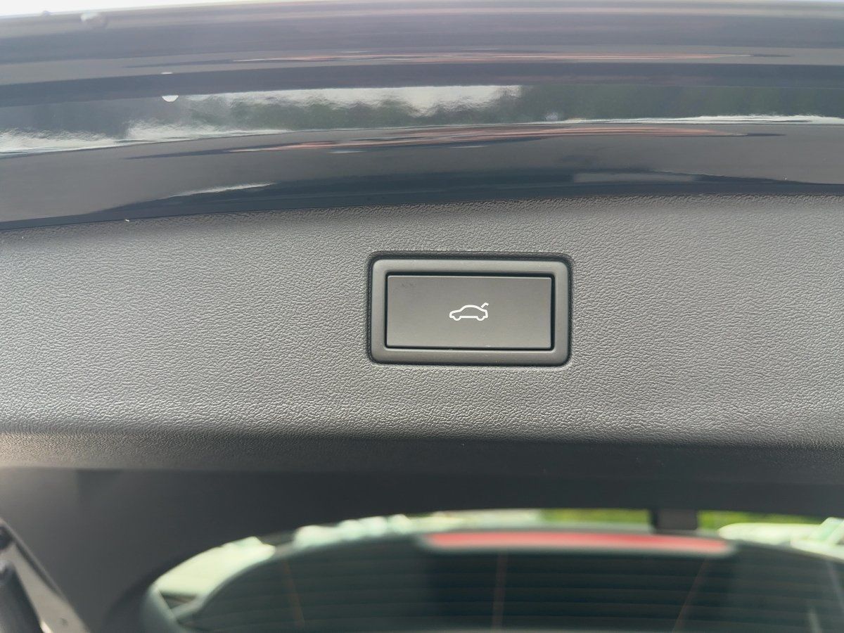 Fahrzeug autohaus mense Fahrzeugabbildung Volkswagen Tiguan Elegance 1.5 l eTSI OPF DSG AHK Navi 360° - mit KI generiert/bearbeitet
