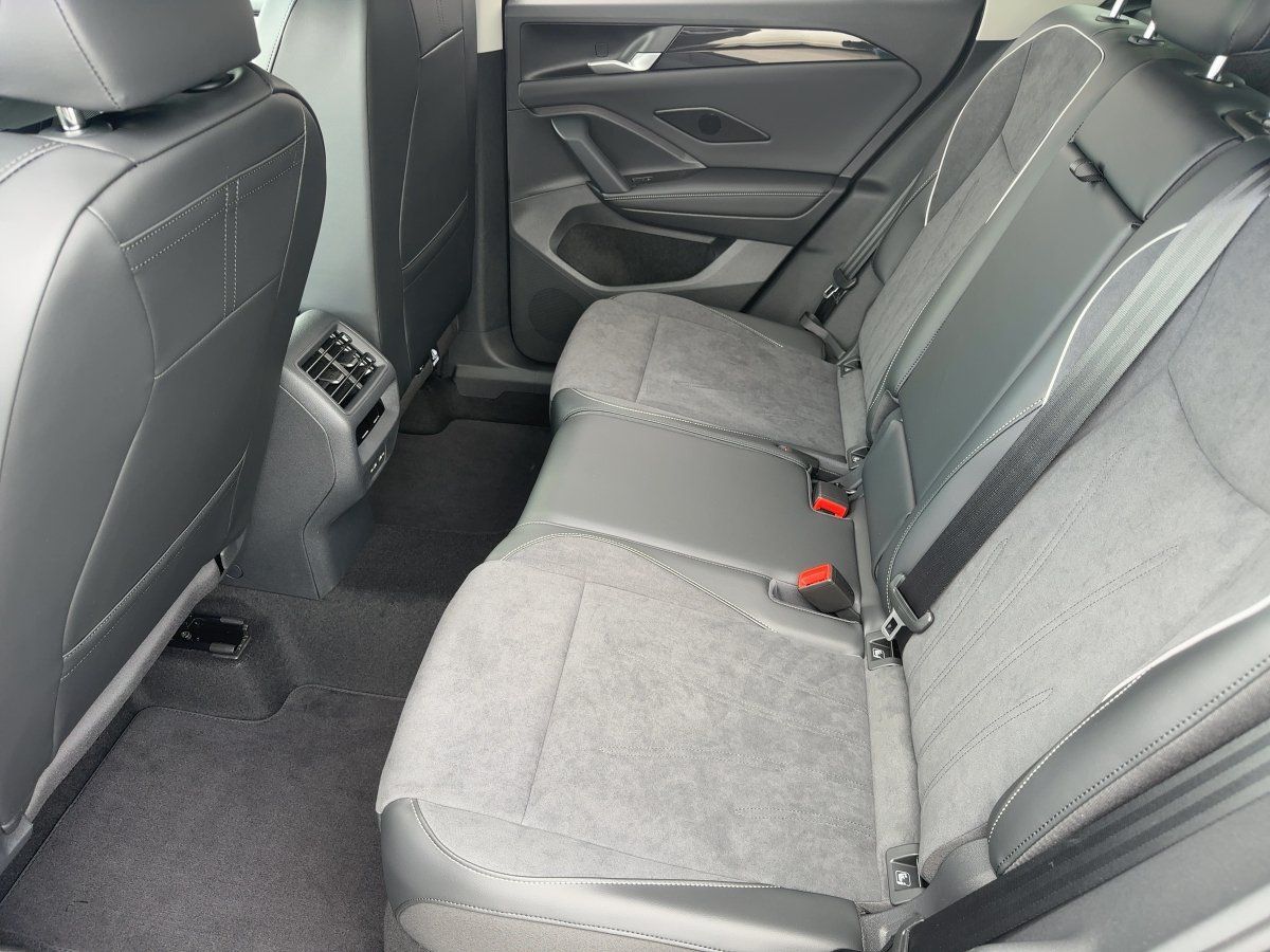 Fahrzeugabbildung Volkswagen Tiguan 1.5 eHybrid Elegance AHK Navi Ganzjahresr