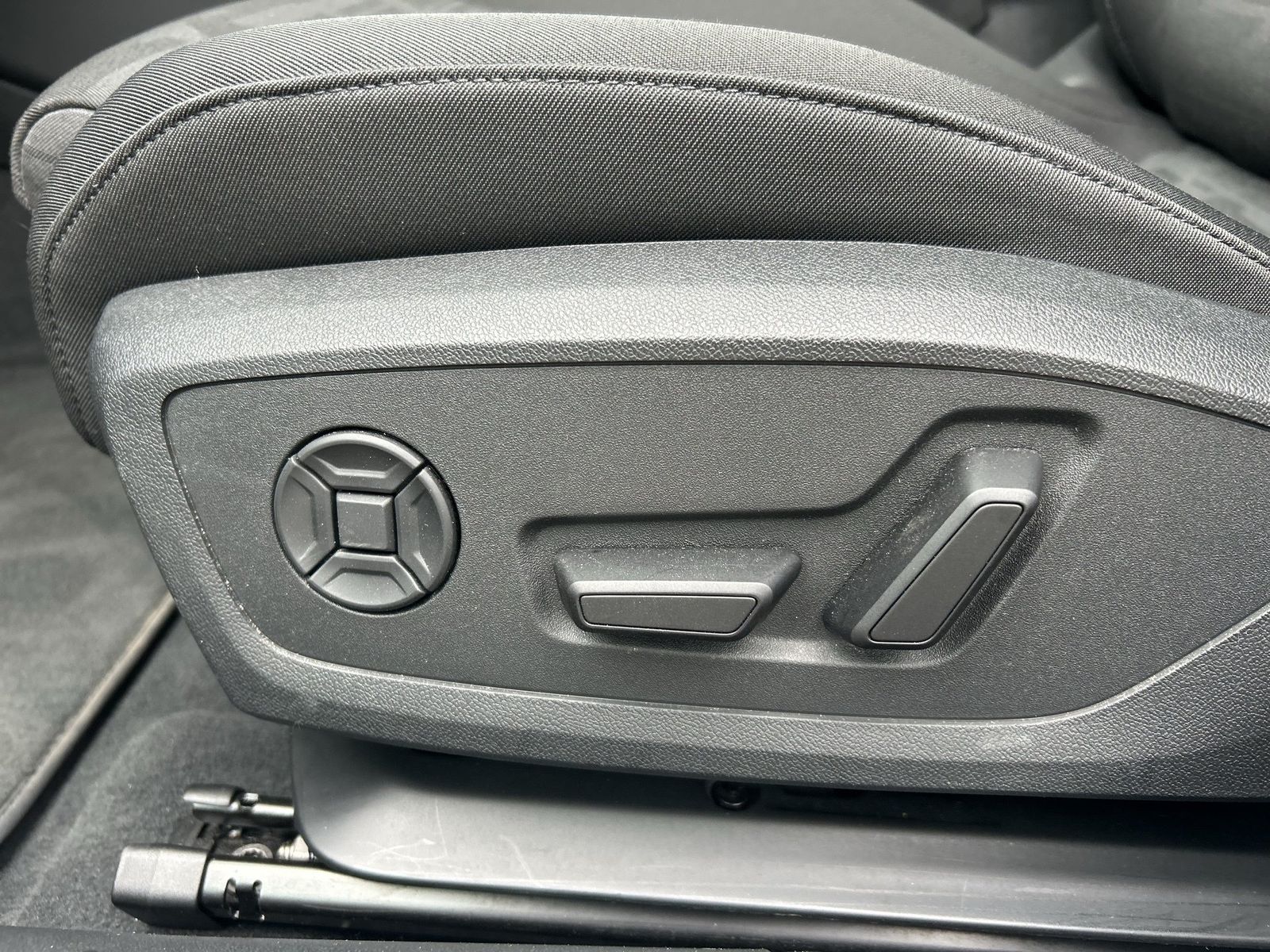 Fahrzeug autohaus mense Fahrzeugabbildung Audi A6 Avant TDI quattro 150 kW S tronic AHK Pano LM - mit KI generiert/bearbeitet
