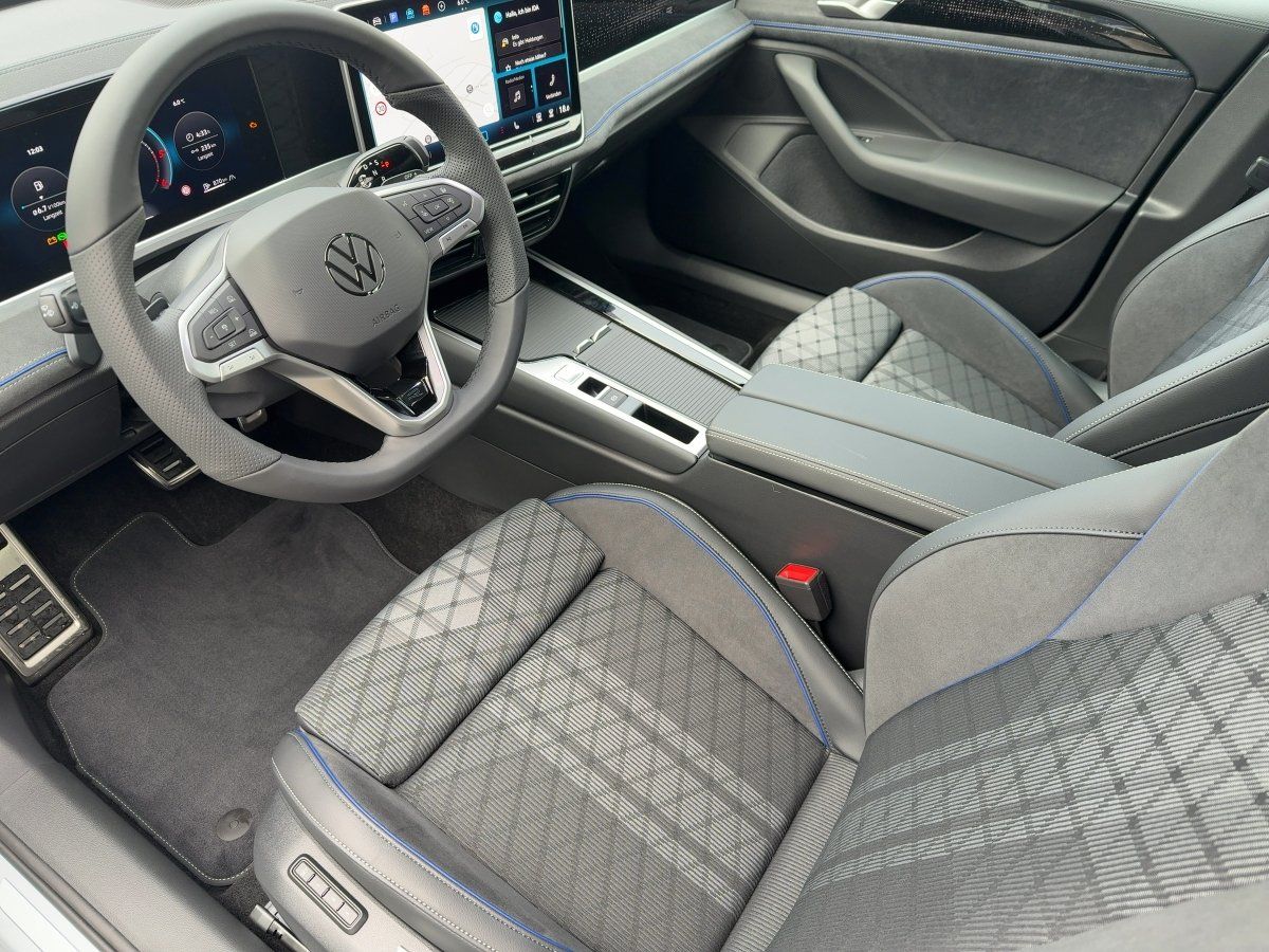 Fahrzeugabbildung Volkswagen Passat R-Line 2.0 l TDI DSG IQ.Light|Matrix|AHK