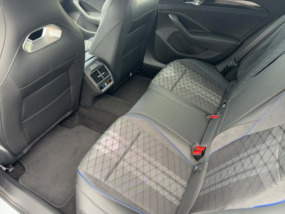 Fahrzeugabbildung Volkswagen Passat R-Line 2.0 l TDI DSG IQ.Light|Matrix|AHK
