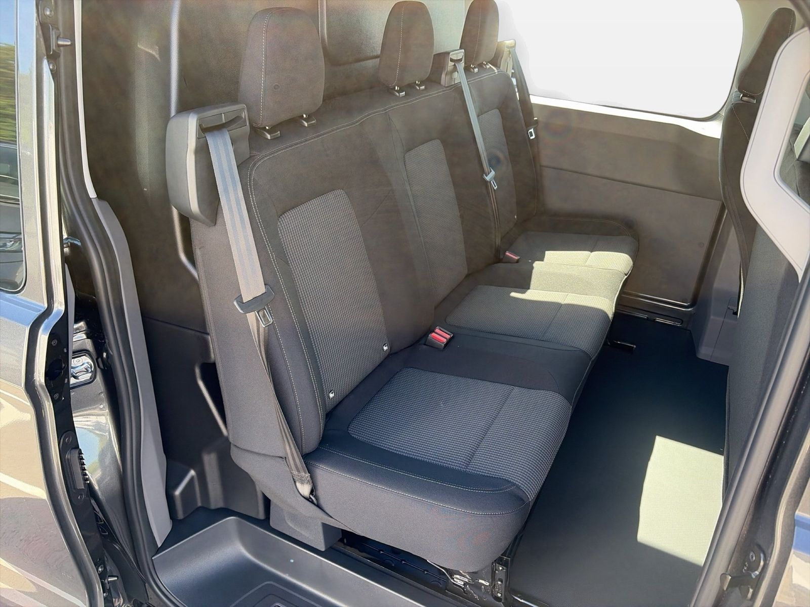 Fahrzeugabbildung Volkswagen NFZ Transporter Kasten Plus 2.5 l eHybrid 171 kW