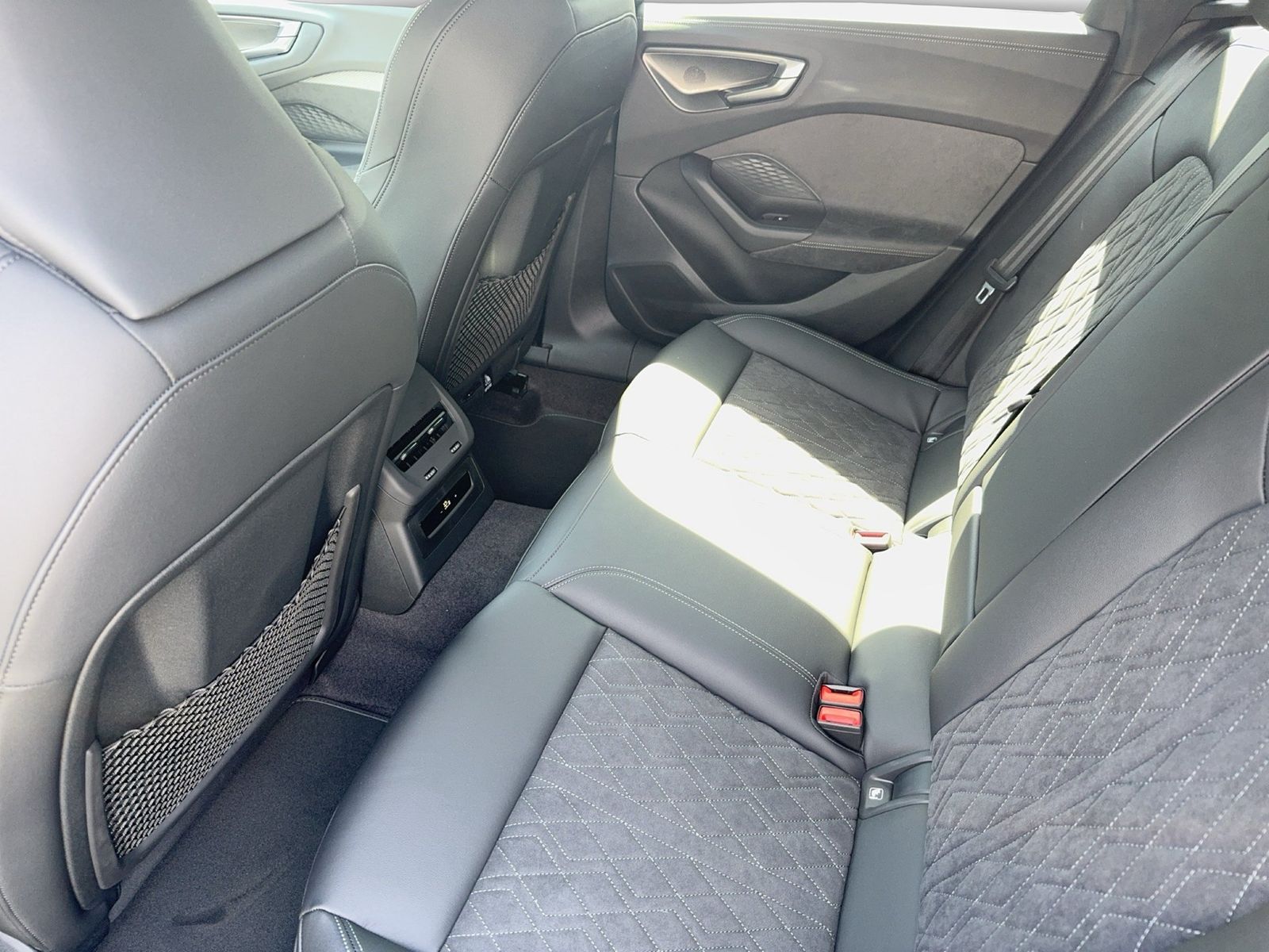 Fahrzeugabbildung Audi A5 Avant ehhybrid quattro Matrix B&O CarPlay