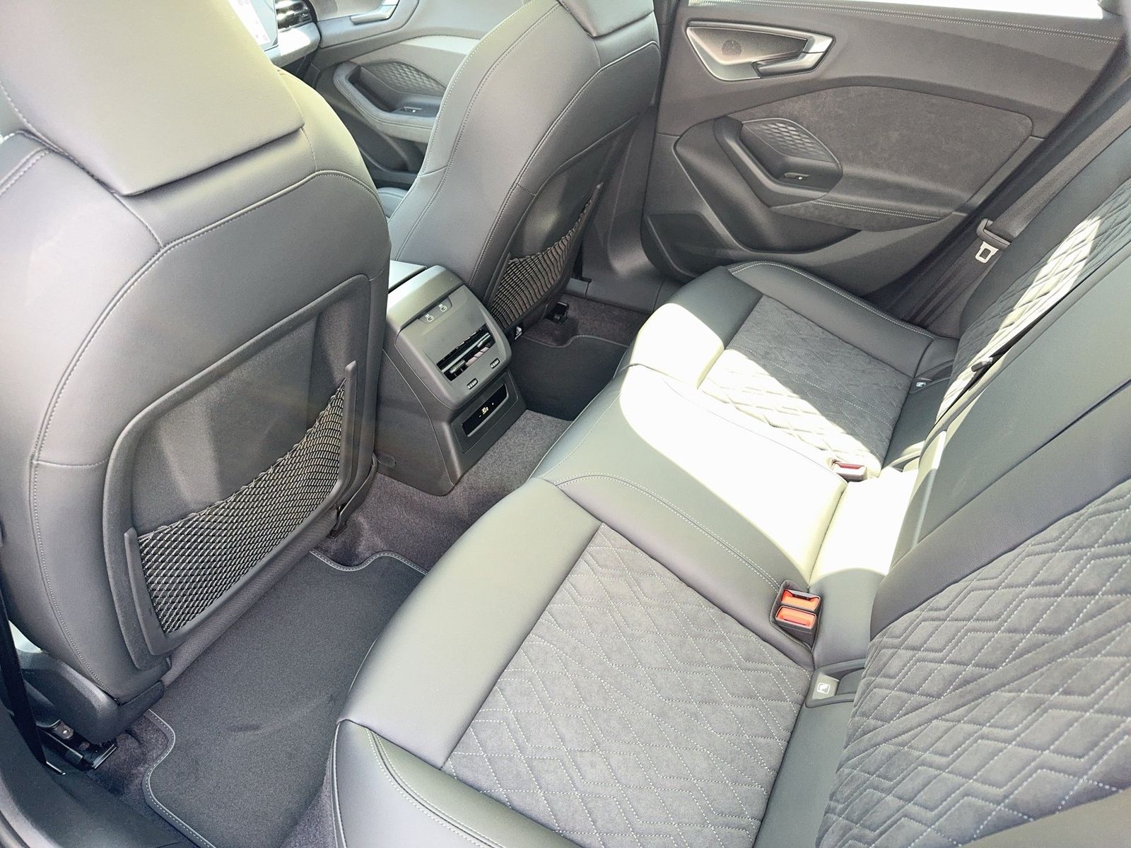 Fahrzeugabbildung Audi A5 Avant e-hybrid quattro 270 kW S tronic Matrix