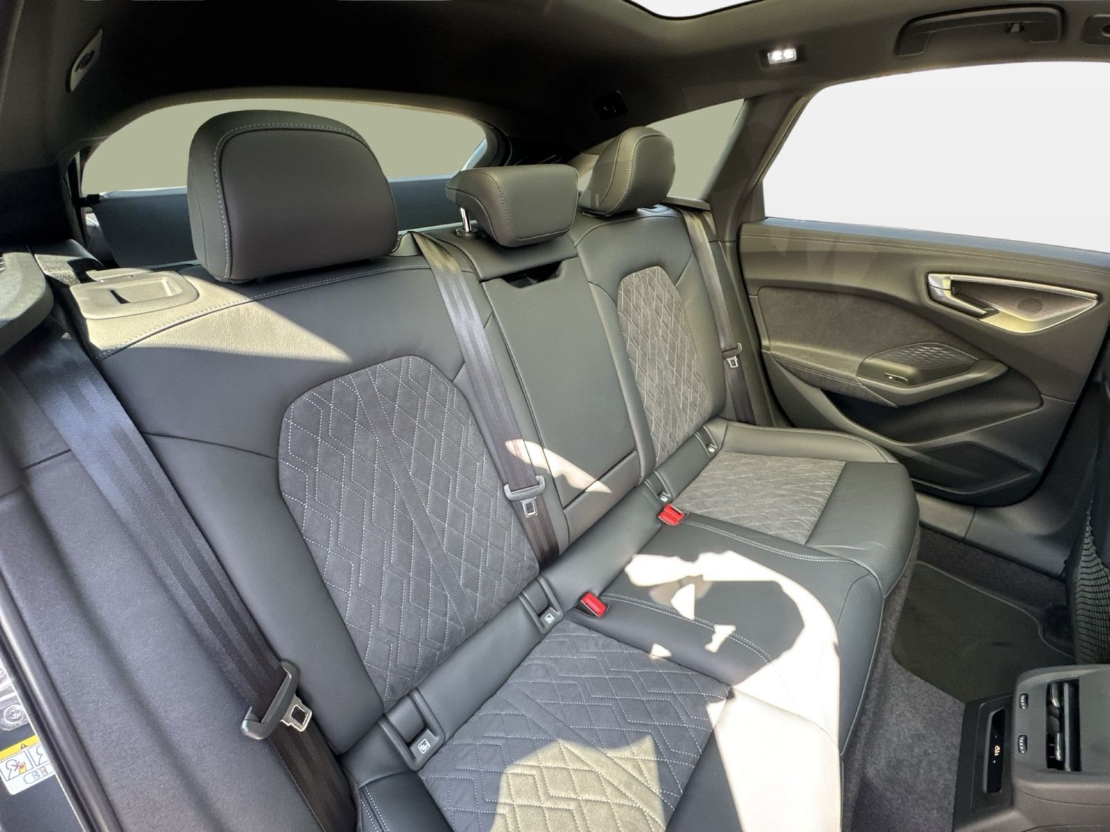Fahrzeugabbildung Audi A5 Avant e-hybrid quattro 270 kW S tronic Matrix
