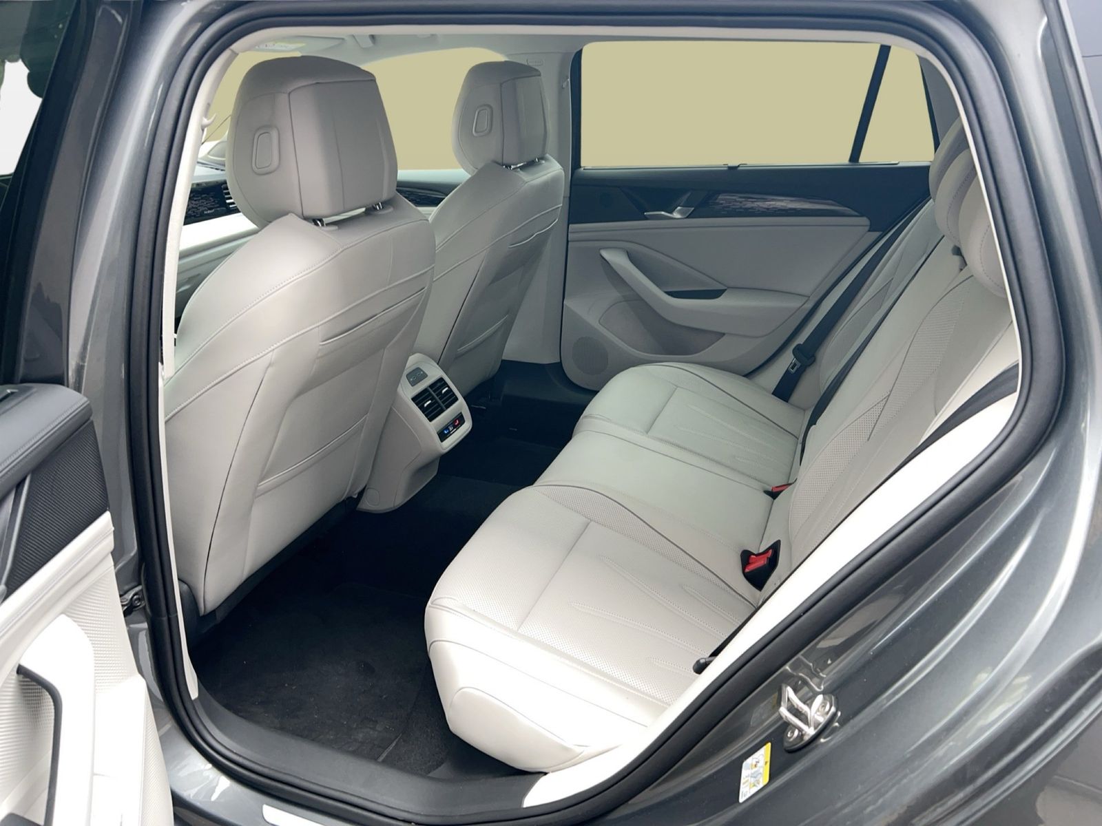Fahrzeugabbildung Volkswagen Passat Variant 1.5 TSI eHybrid DSG Elegance AHK
