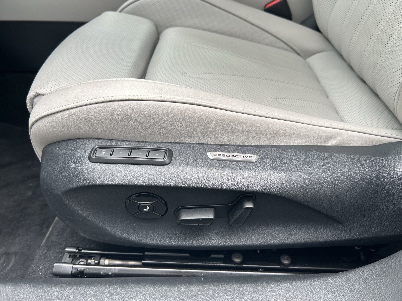 Fahrzeugabbildung Volkswagen Passat Variant 1.5 TSI eHybrid DSG Elegance AHK