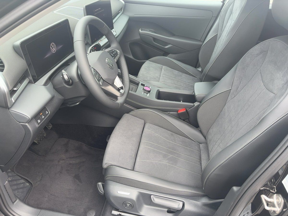 Fahrzeugabbildung Volkswagen T-Roc Style 1.5 l eTSI OPF DSG AHK Nav eKlappe G - mit KI generiert/bearbeitet