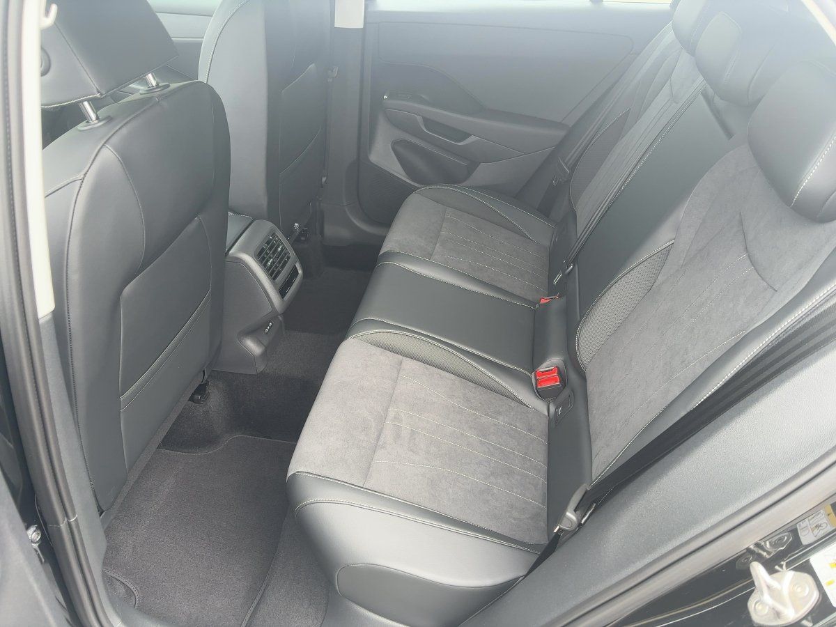 Fahrzeugabbildung Volkswagen T-Roc Style 1.5 l eTSI OPF DSG AHK Nav eKlappe G - mit KI generiert/bearbeitet