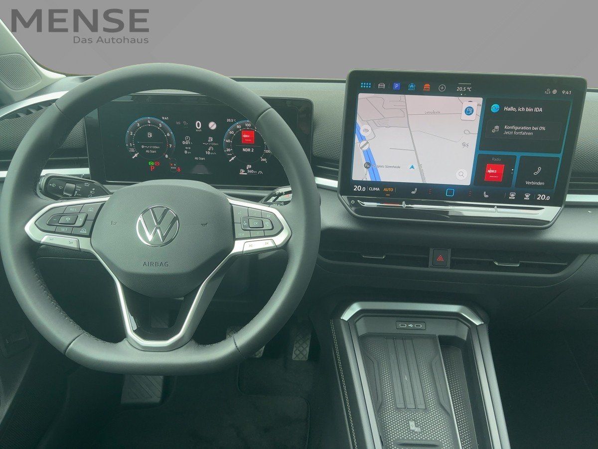 Fahrzeugabbildung Volkswagen T-Roc Style 1.5 l eTSI OPF DSG AHK Nav eKlappe G - mit KI generiert/bearbeitet