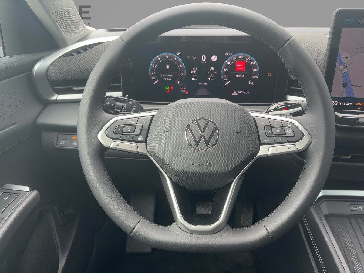 Fahrzeugabbildung Volkswagen T-Roc Style 1.5 l eTSI OPF DSG AHK Nav eKlappe G - mit KI generiert/bearbeitet