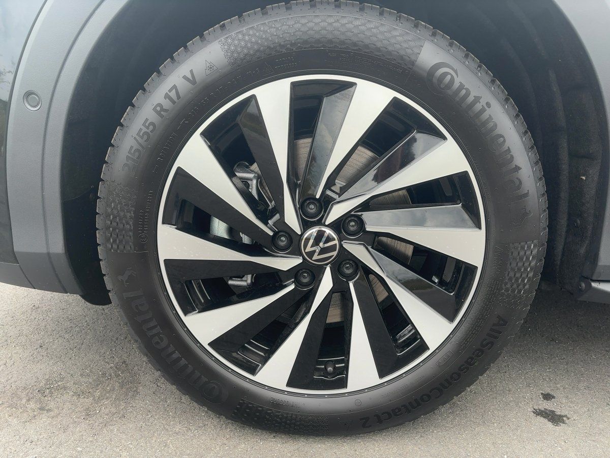 Fahrzeugabbildung Volkswagen T-Roc Style 1.5 l eTSI OPF DSG AHK Nav eKlappe G - mit KI generiert/bearbeitet