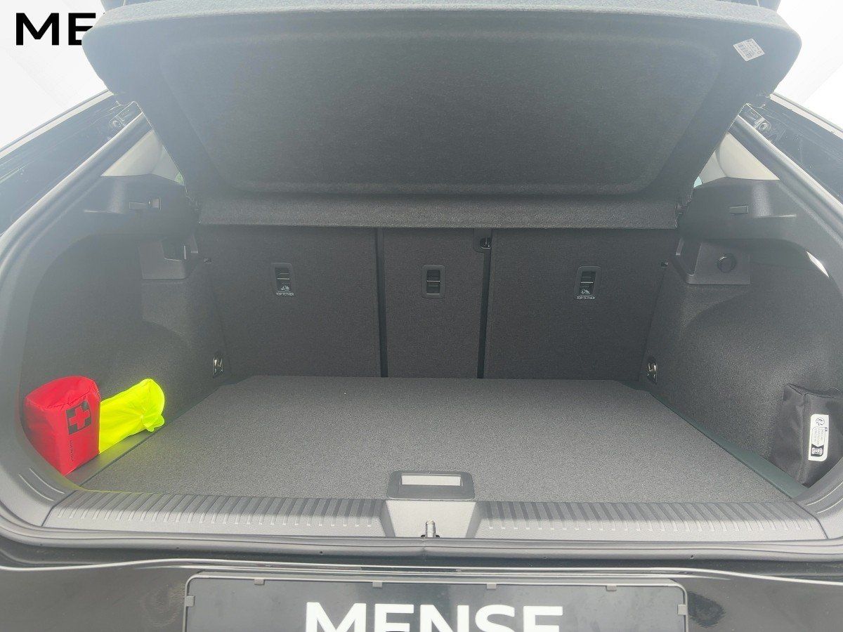 Fahrzeugabbildung Volkswagen T-Roc Style 1.5 l eTSI OPF DSG AHK Nav eKlappe G - mit KI generiert/bearbeitet