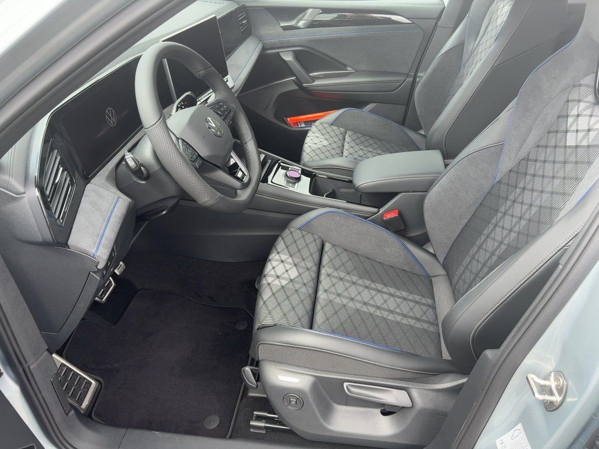 Fahrzeugabbildung Volkswagen Tiguan R-Line 1.5 l eTSI OPF DSG AHK Nav BlackSt - mit KI generiert/bearbeitet