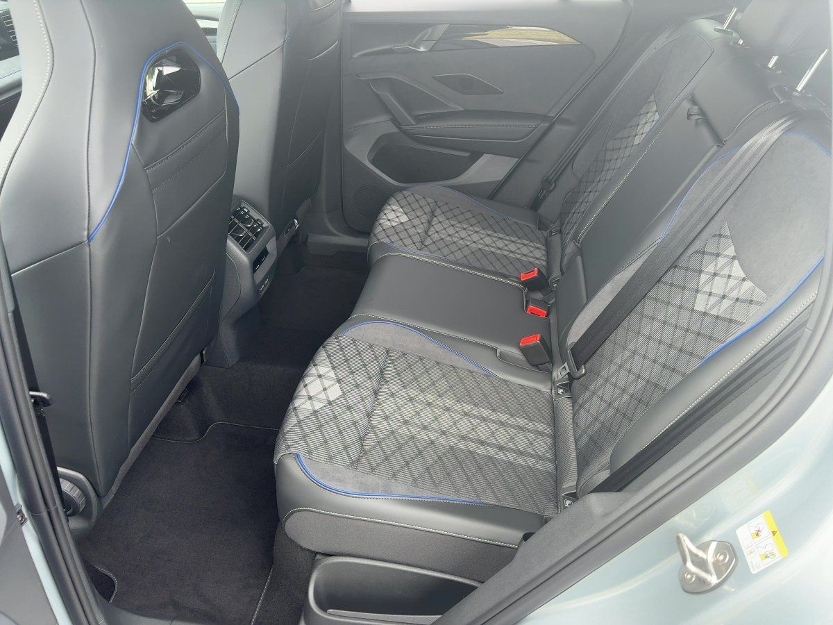 Fahrzeugabbildung Volkswagen Tiguan R-Line 1.5 l eTSI OPF DSG AHK Nav BlackSt - mit KI generiert/bearbeitet