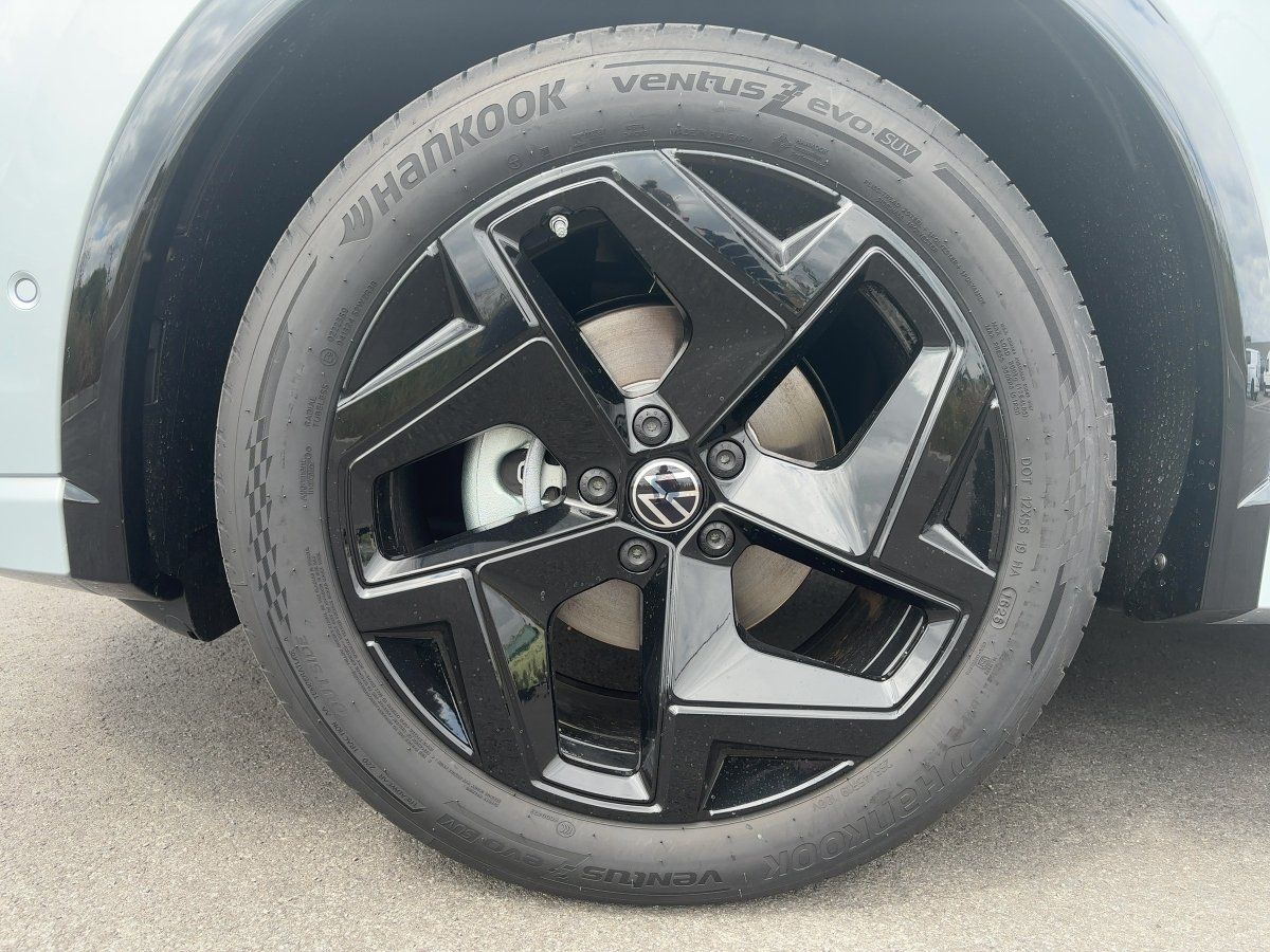 Fahrzeugabbildung Volkswagen Tiguan R-Line 1.5 l eTSI OPF DSG AHK Nav BlackSt - mit KI generiert/bearbeitet