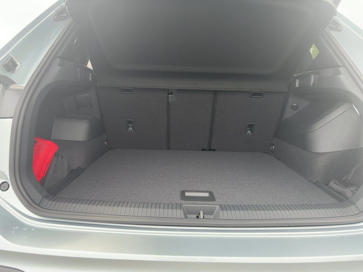 Fahrzeugabbildung Volkswagen Tiguan R-Line 1.5 l eTSI OPF DSG AHK Nav BlackSt - mit KI generiert/bearbeitet