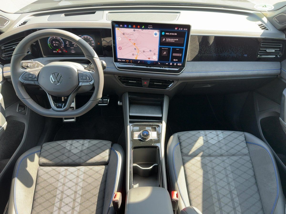 Fahrzeugabbildung Volkswagen Tiguan R-Line 1.5 l eHybrid OPF / 85 kW (115 PS) - mit KI generiert/bearbeitet
