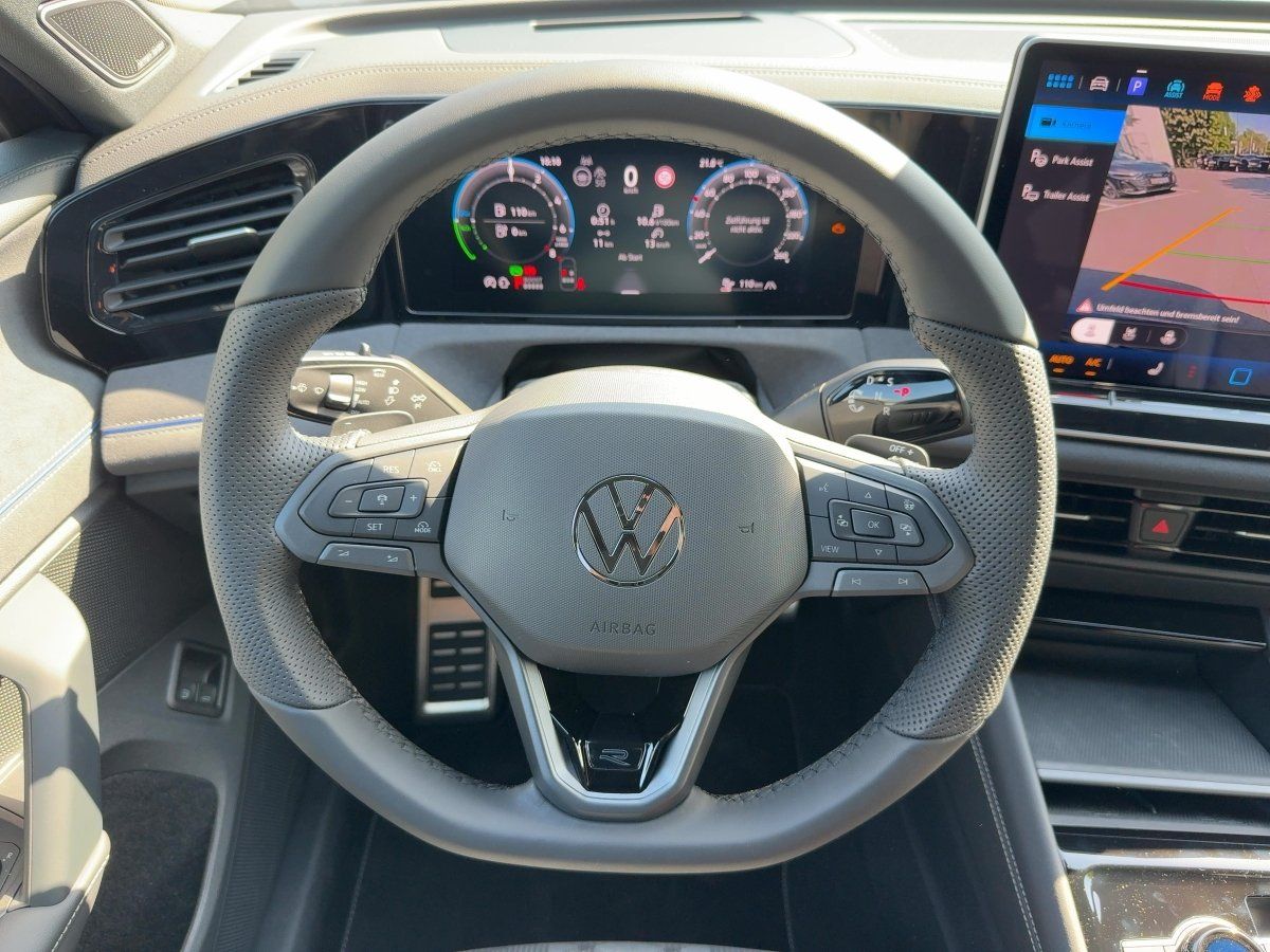 Fahrzeugabbildung Volkswagen Tiguan R-Line 1.5 l eHybrid OPF / 85 kW (115 PS) - mit KI generiert/bearbeitet