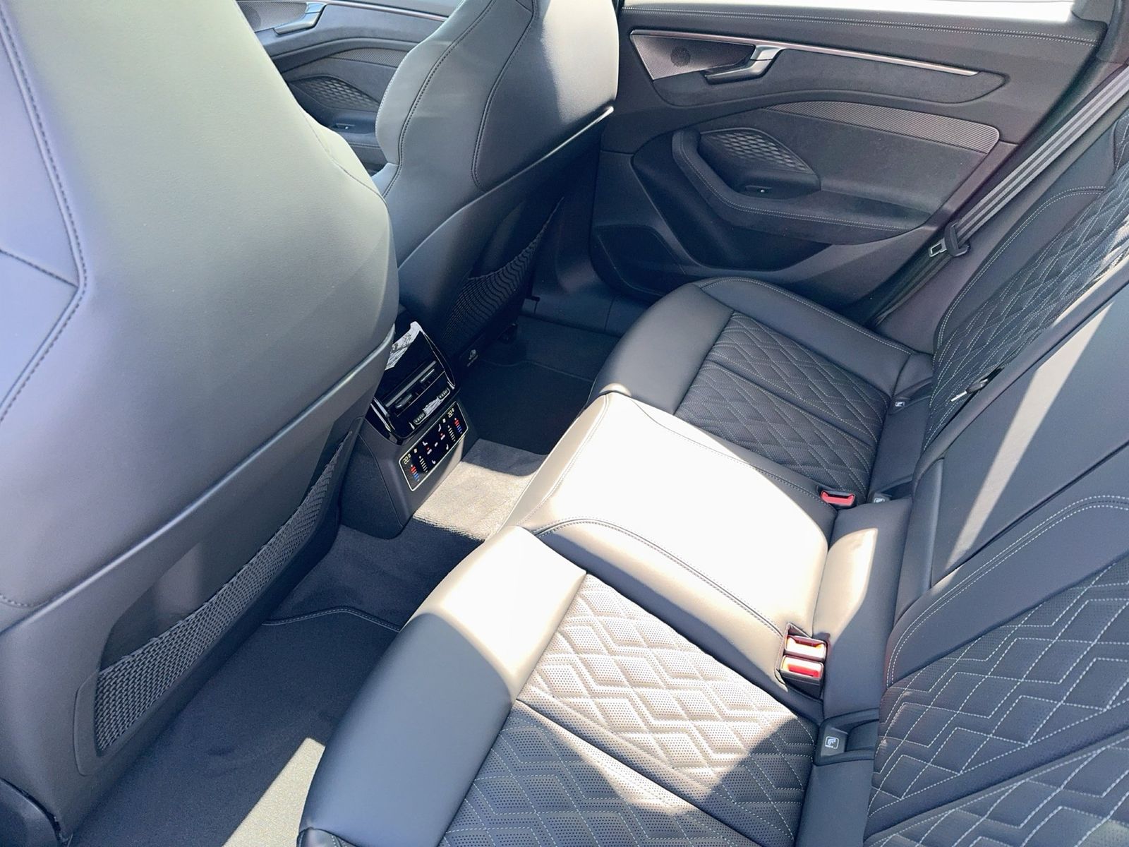 Fahrzeugabbildung Audi A6 Avant edition one TDI quattro 220 kW S tronic - mit KI generiert/bearbeitet