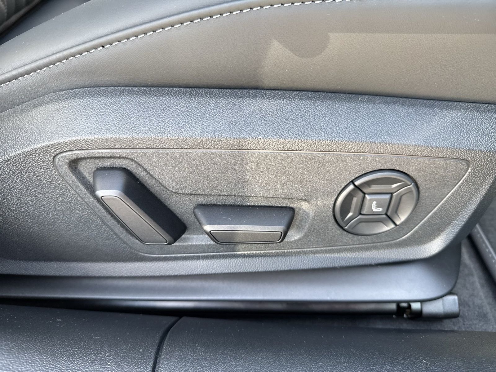 Fahrzeugabbildung Audi A6 Avant edition one TDI quattro 220 kW S tronic - mit KI generiert/bearbeitet