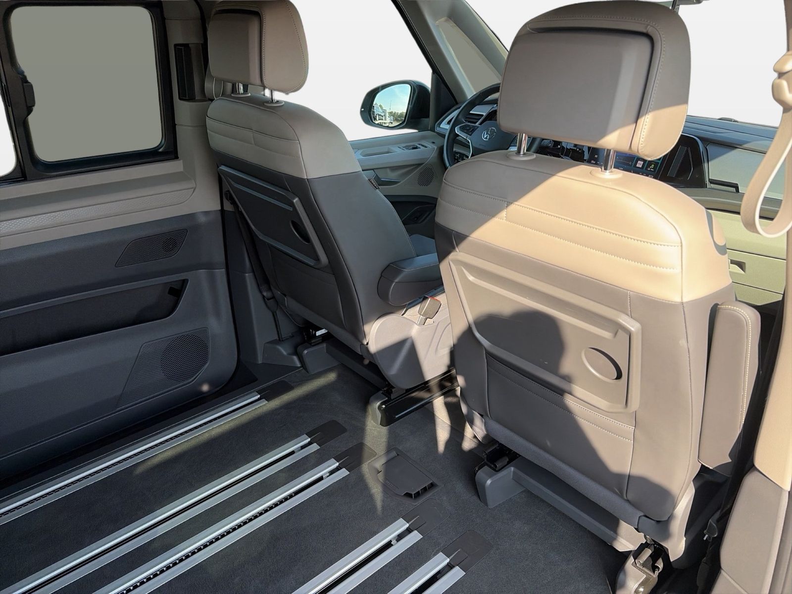 Fahrzeug autohaus mense Fahrzeugabbildung Volkswagen California T7 Beach 180Hyb AR IQ.Light Matrix - mit KI generiert/bearbeitet