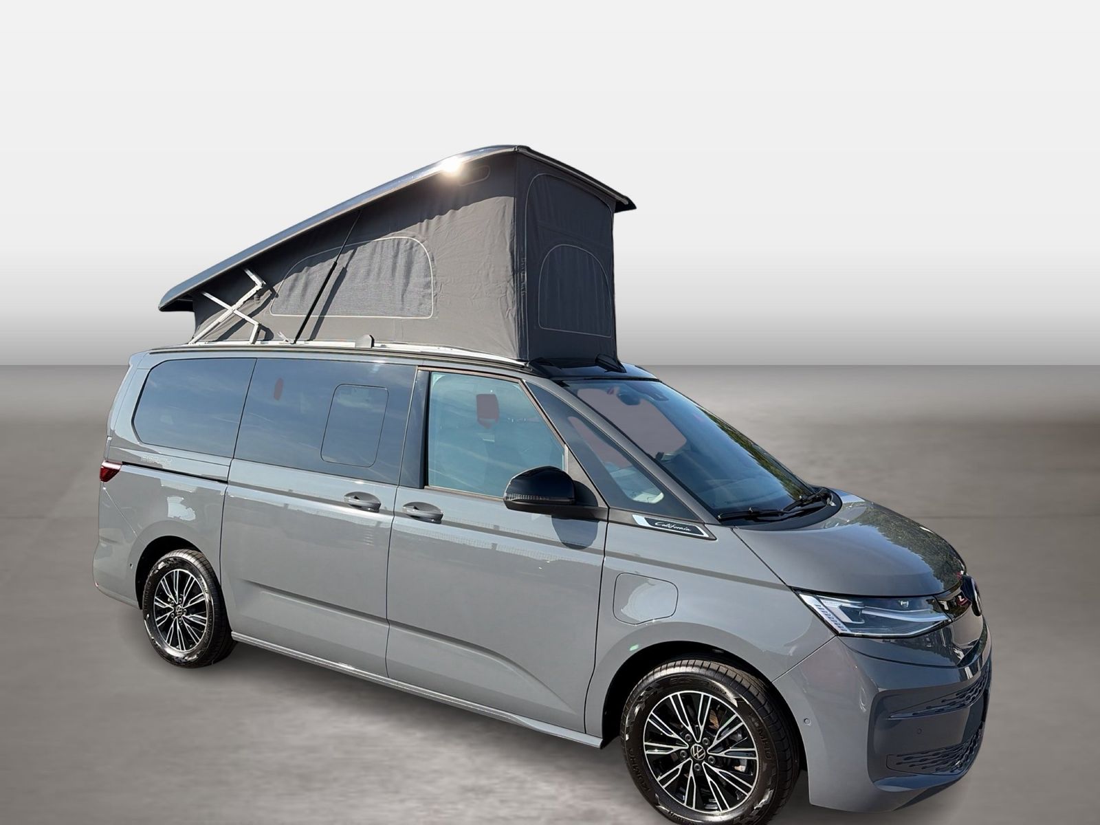 Fahrzeug autohaus mense Fahrzeugabbildung Volkswagen California T7 Beach 180Hyb AR IQ.Light Matrix - mit KI generiert/bearbeitet