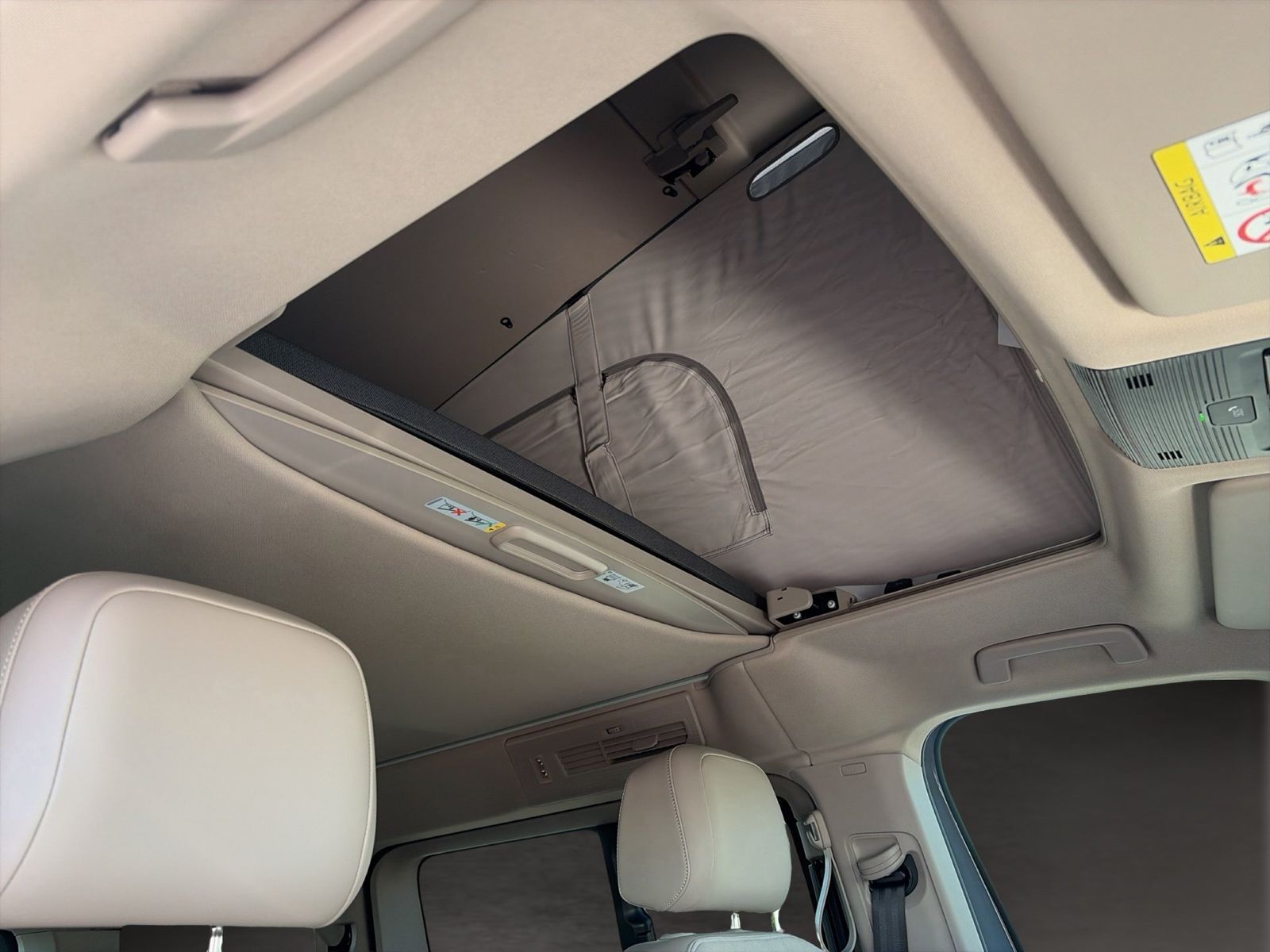 Fahrzeug autohaus mense Fahrzeugabbildung Volkswagen California T7 Beach 180Hyb AR IQ.Light Matrix - mit KI generiert/bearbeitet
