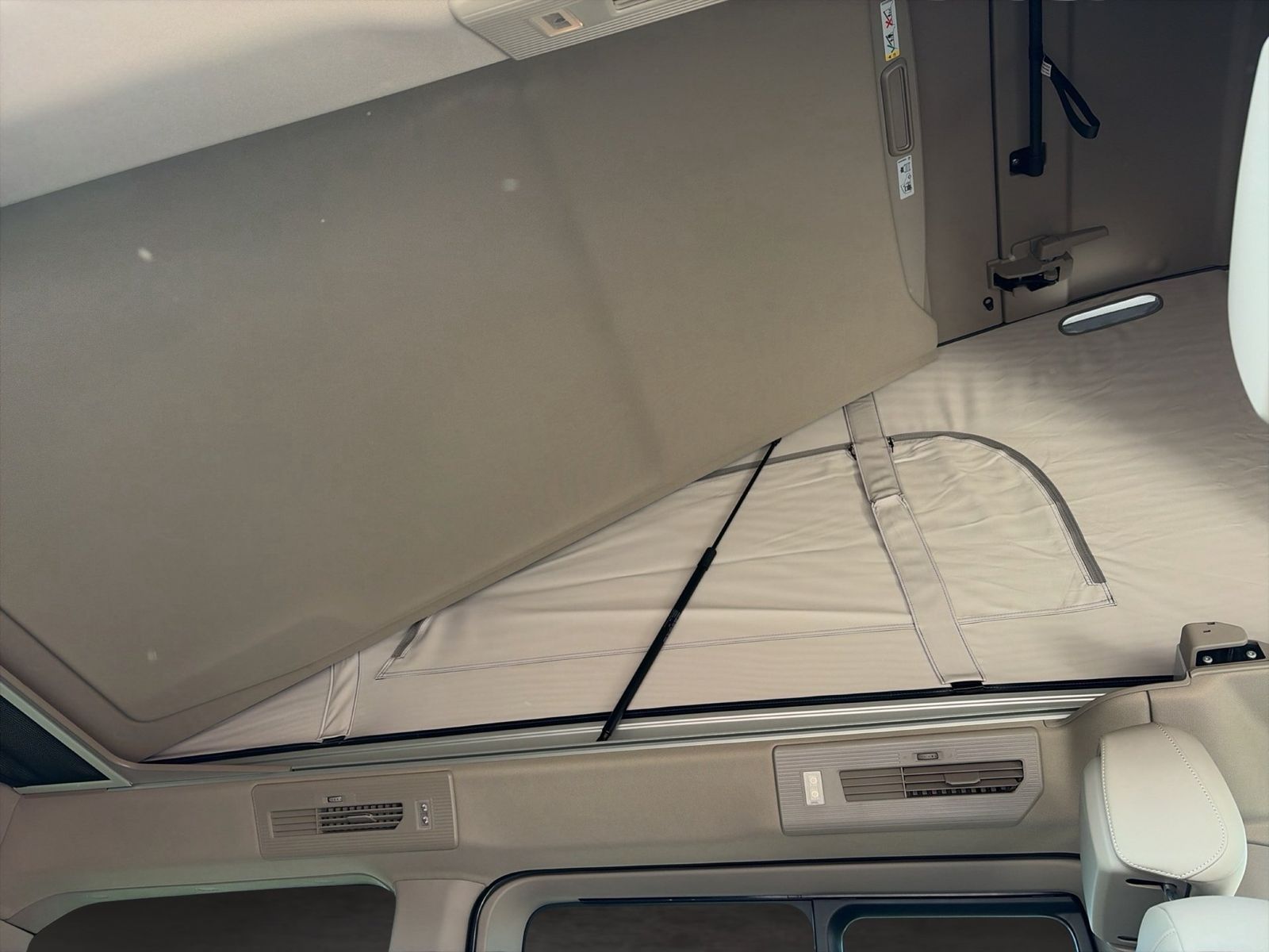 Fahrzeug autohaus mense Fahrzeugabbildung Volkswagen California T7 Beach 180Hyb AR IQ.Light Matrix - mit KI generiert/bearbeitet
