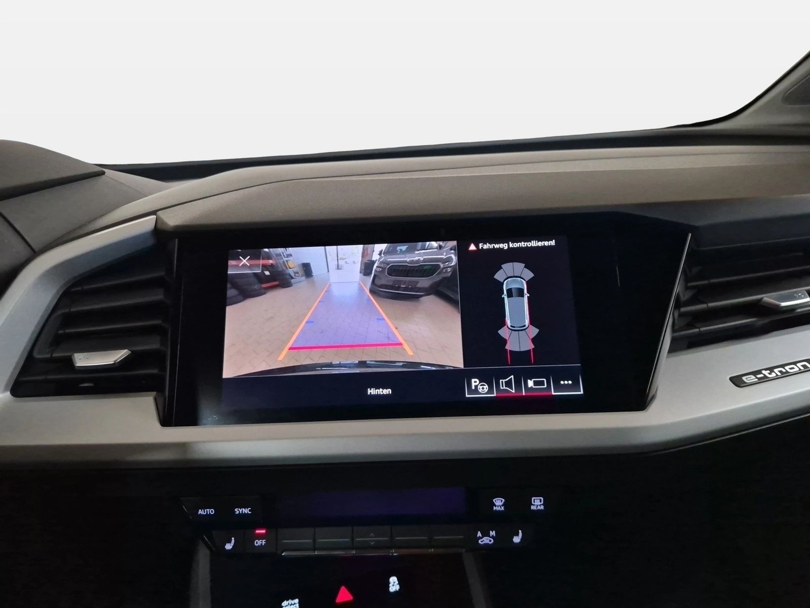 Fahrzeugabbildung Audi Q4 e-tron quattro 45 e-tron Matrix AHK Standhzg