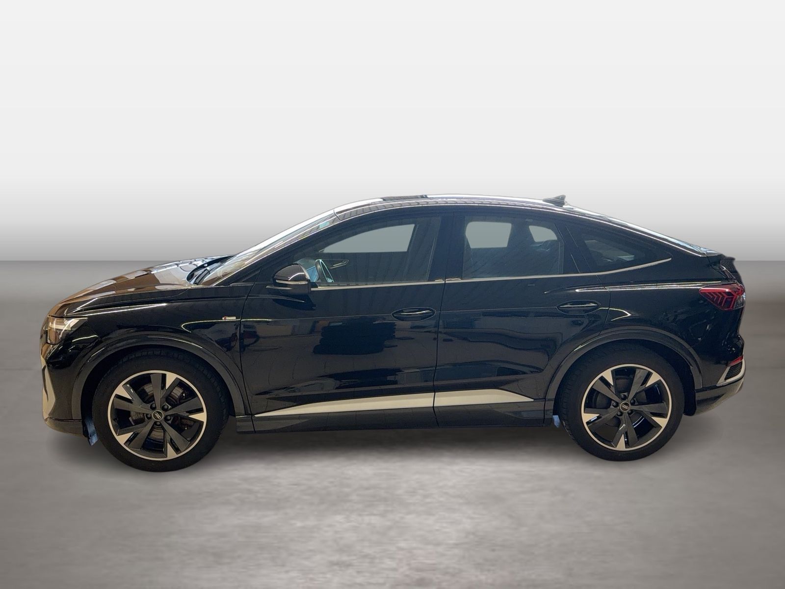 Fahrzeug autohaus mense Fahrzeugabbildung Audi Q4 Sportback e-tron 40 CarPlay HUD LED LM - mit KI generiert/bearbeitet