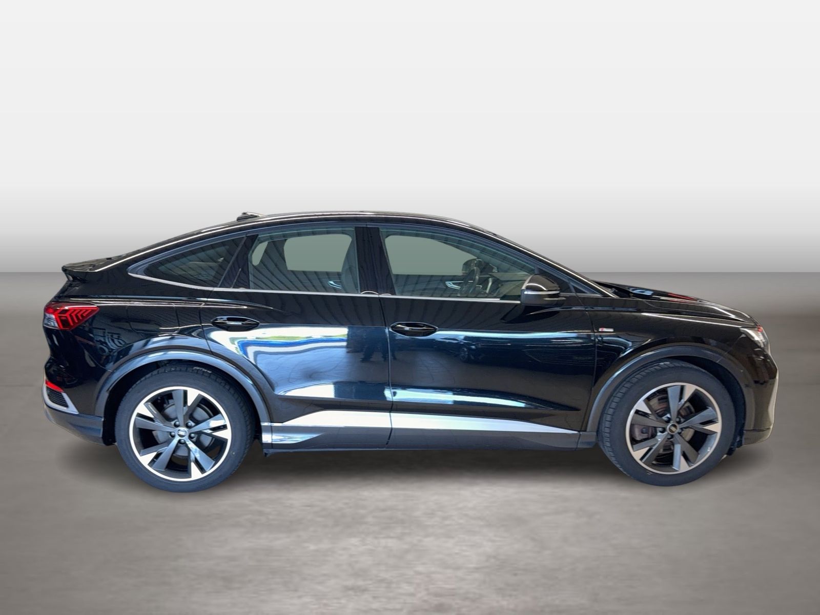 Fahrzeug autohaus mense Fahrzeugabbildung Audi Q4 Sportback e-tron 40 CarPlay HUD LED LM - mit KI generiert/bearbeitet
