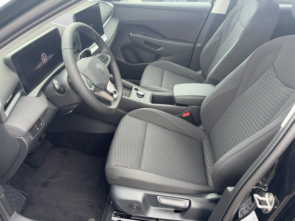 Fahrzeugabbildung Volkswagen T-Roc 1.5 eTSI Life Nav SHZG Ganzjahresreifen AC