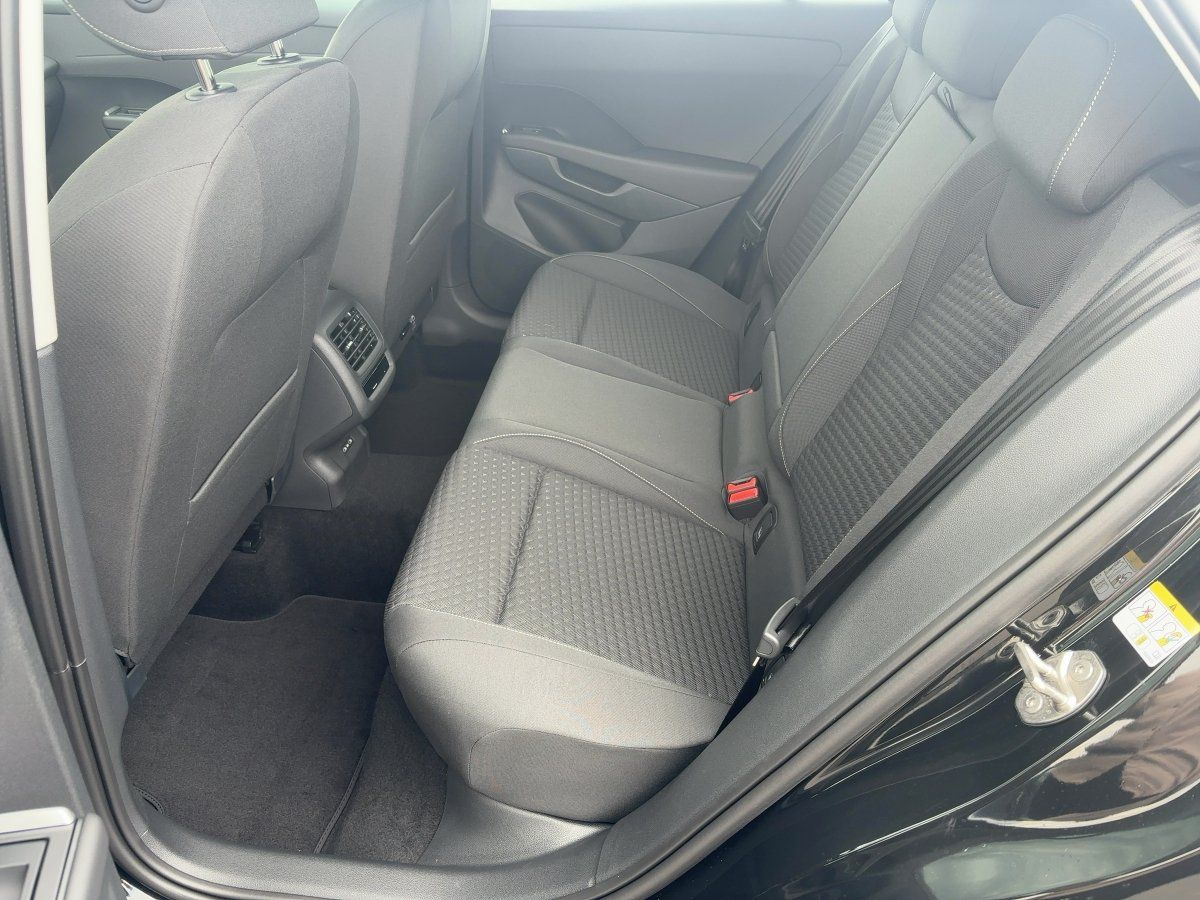 Fahrzeugabbildung Volkswagen T-Roc 1.5 eTSI Life Nav SHZG Ganzjahresreifen AC