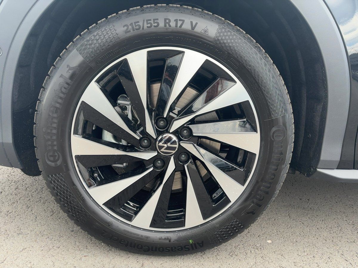 Fahrzeugabbildung Volkswagen T-Roc 1.5 eTSI Life Nav SHZG Ganzjahresreifen AC