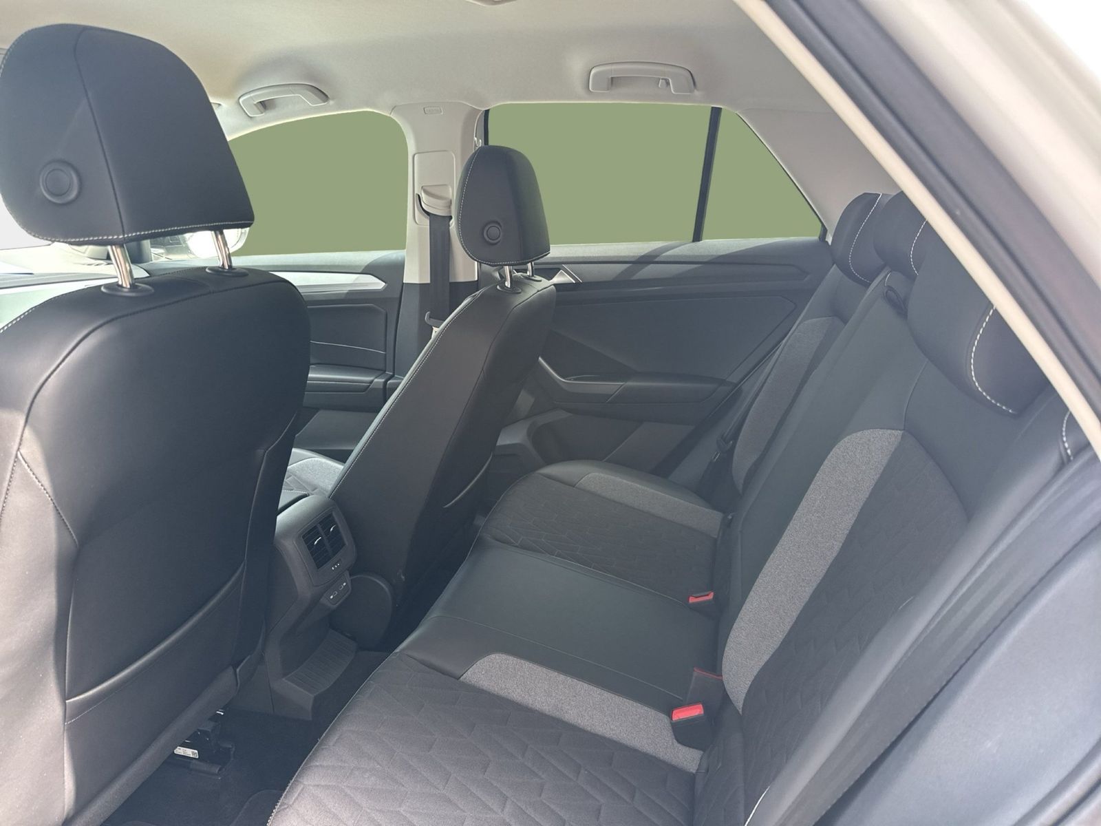 Fahrzeugabbildung Volkswagen T-Roc 1.0 TSI Life Goal CarPlay AHK Standhzg ACC