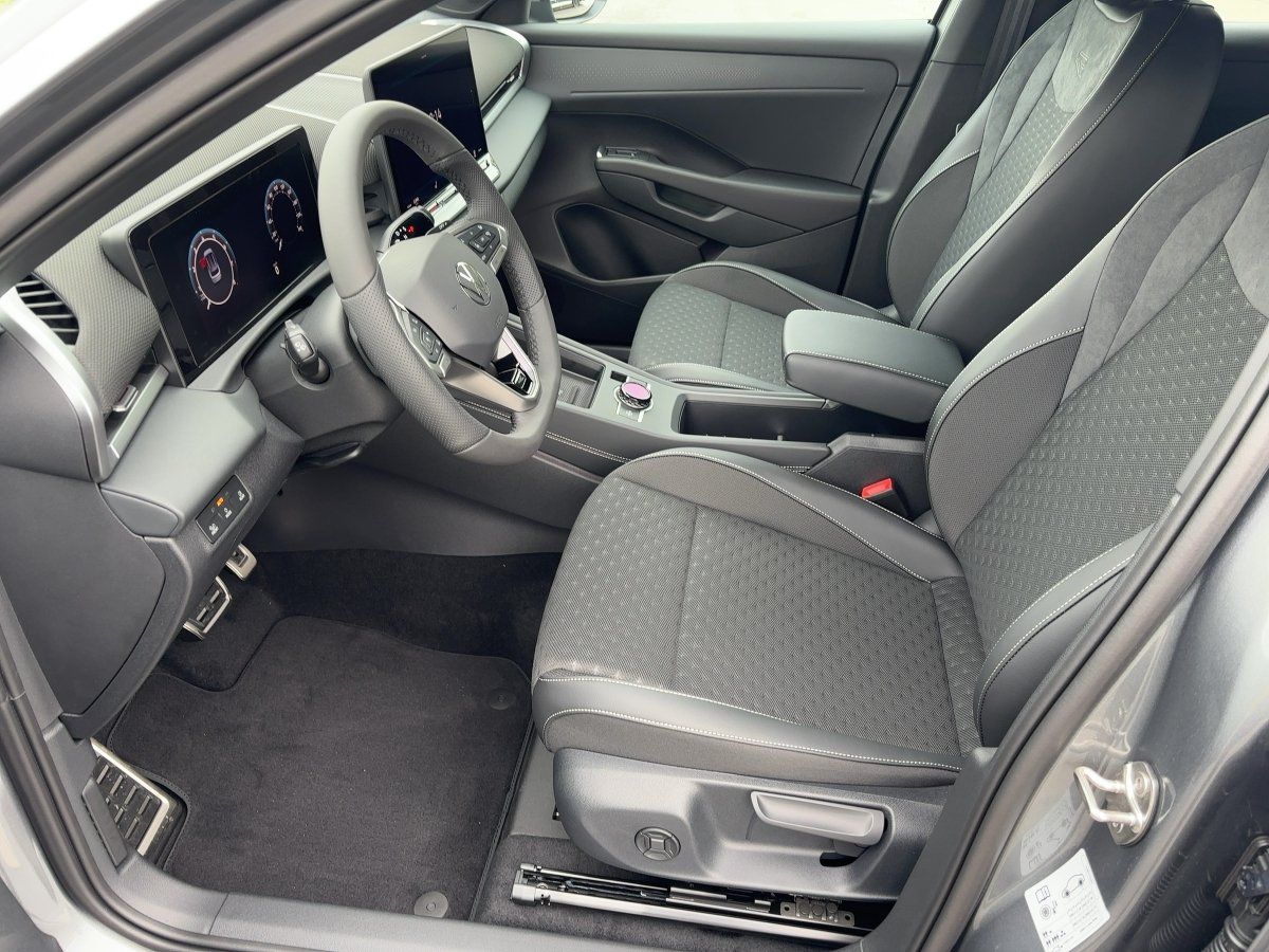 Fahrzeugabbildung Volkswagen T-Roc R-Line 1.5 l eTSI OPF DSG IQ.Light Matrix