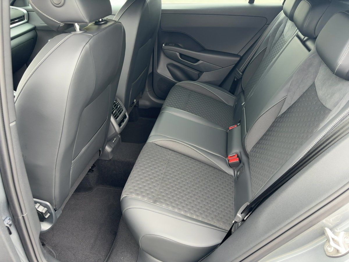 Fahrzeugabbildung Volkswagen T-Roc R-Line 1.5 l eTSI OPF DSG IQ.Light Matrix