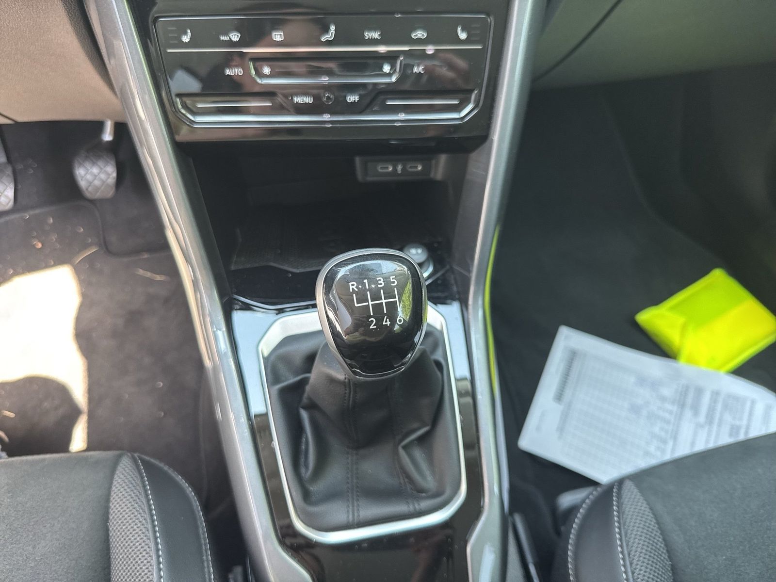 Fahrzeugabbildung Volkswagen T-Roc 1.0 TSI Style CarPlay ACC LED Navi Alcant.