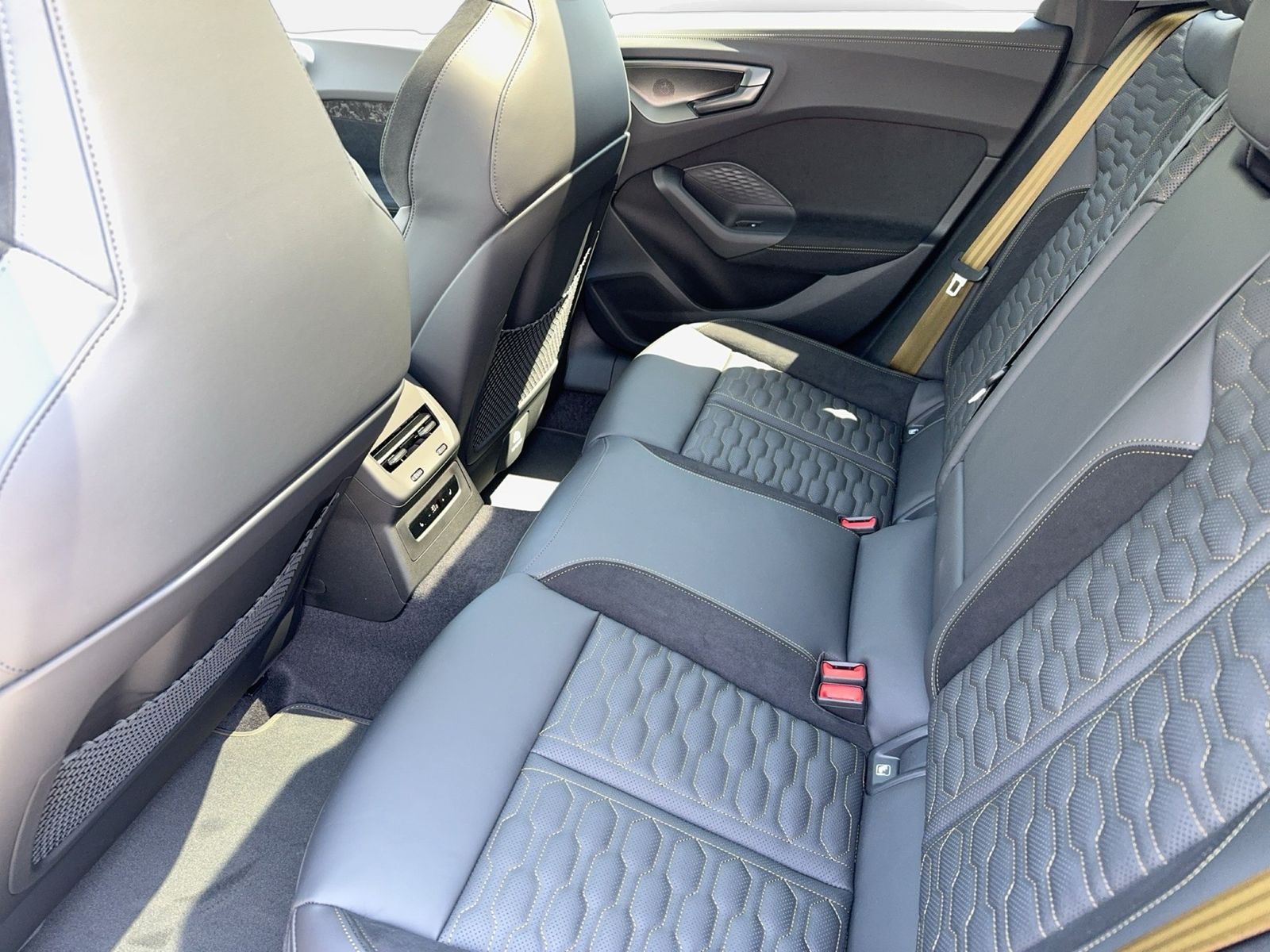 Fahrzeugabbildung Audi RS 5 Limousine 470 kW tiptronic Sport Paket|Kera - mit KI generiert/bearbeitet