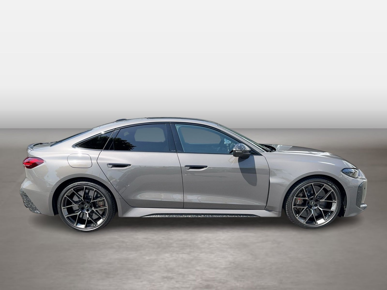 Fahrzeugabbildung Audi RS 5 Limousine 470 kW tiptronic Sport Paket|Kera - mit KI generiert/bearbeitet