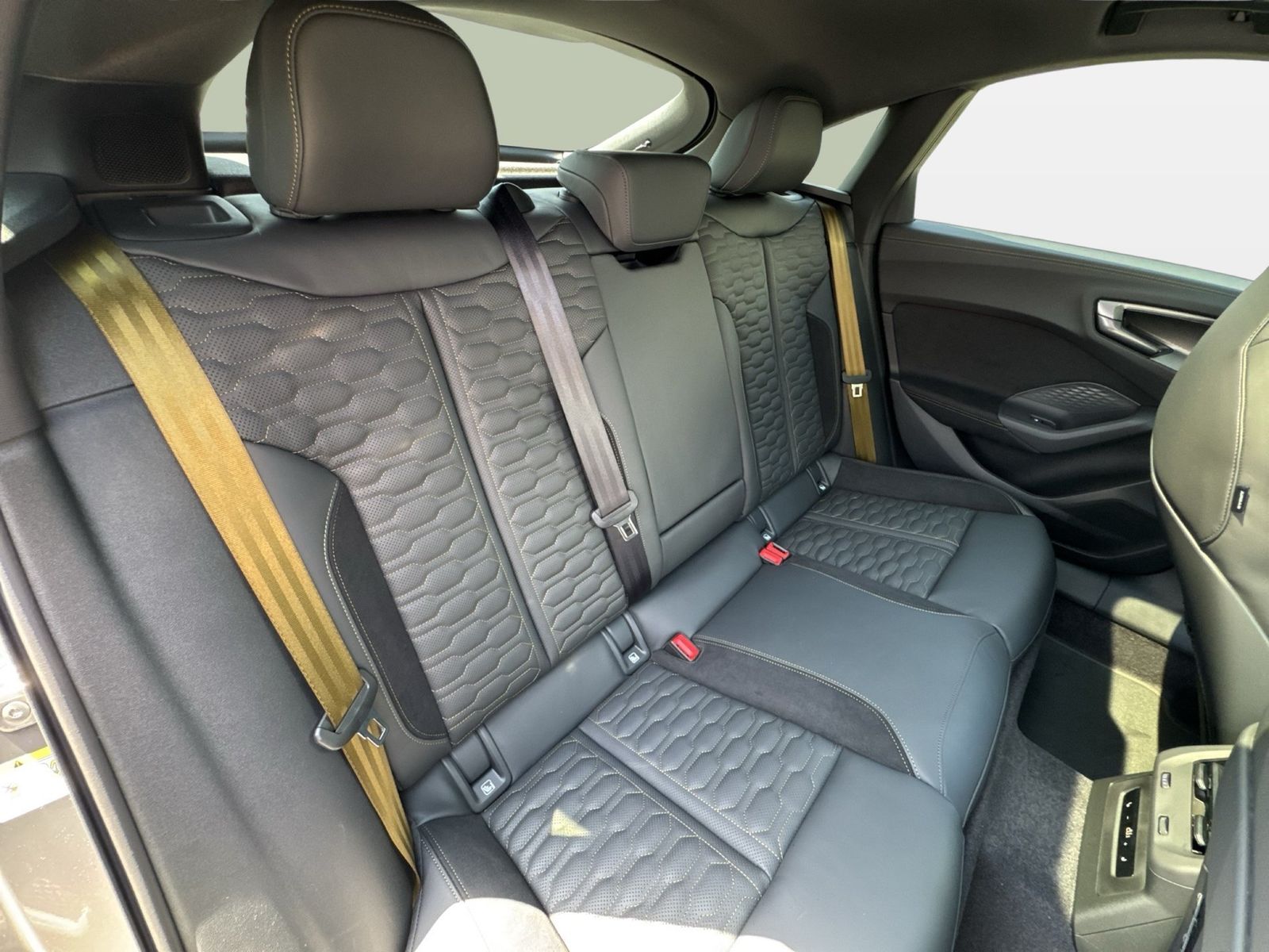 Fahrzeugabbildung Audi RS 5 Limousine 470 kW tiptronic Sport Paket|Kera - mit KI generiert/bearbeitet