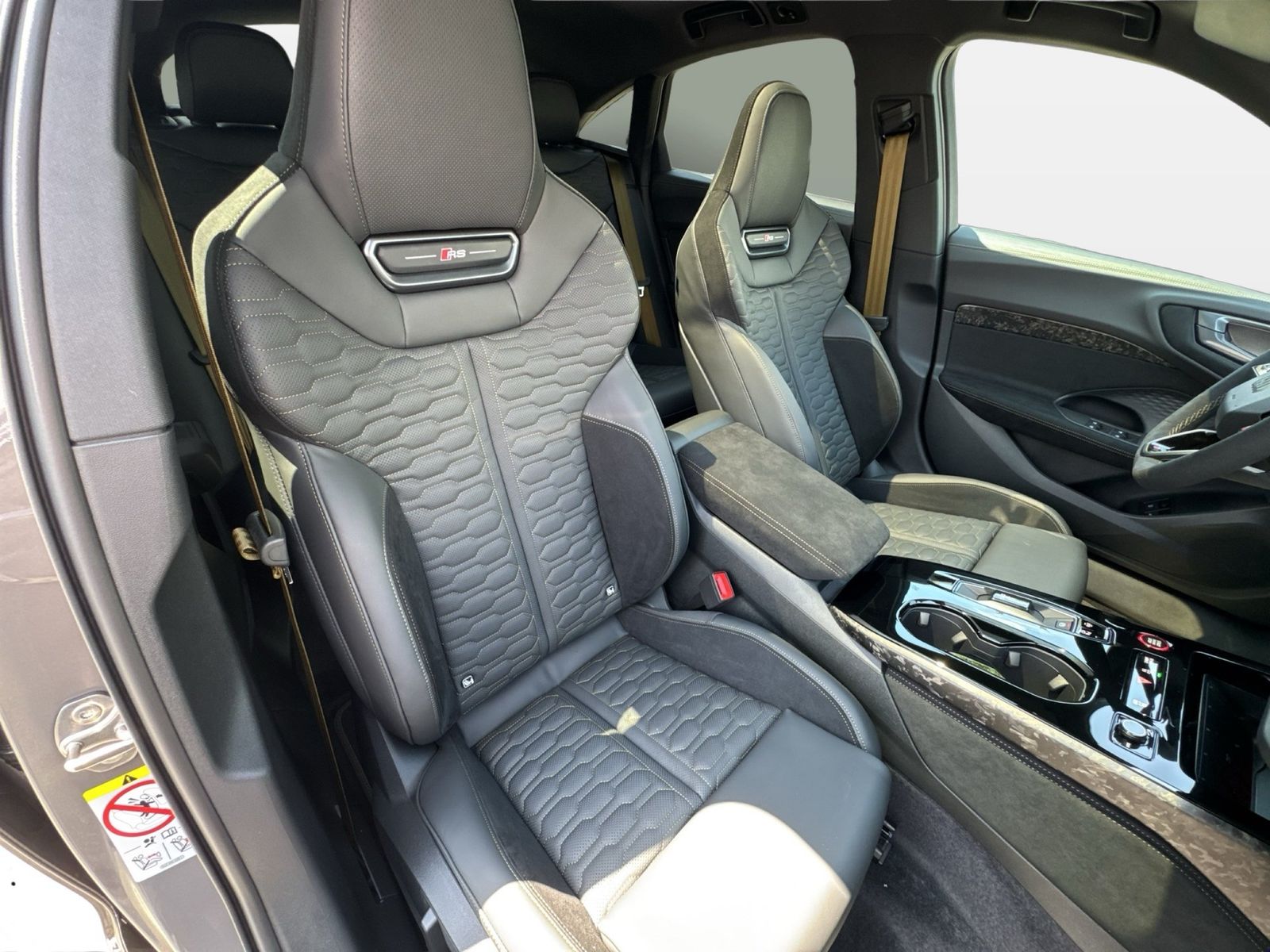 Fahrzeugabbildung Audi RS 5 Limousine 470 kW tiptronic Sport Paket|Kera - mit KI generiert/bearbeitet